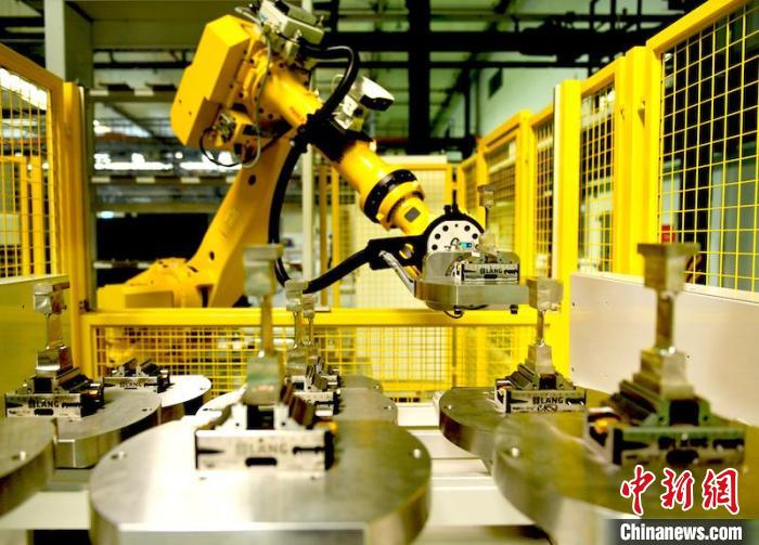 产线机器人放置完工叶片。　刘岗 摄